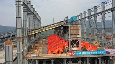 Peneira vibratória utilizada num projeto de agregados em Yinkeng, Qingyuan, Guangdong