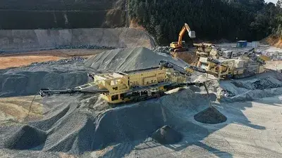 Peneira vibratória utilizada num projeto de trituração móvel em Hezhou, Guangxi